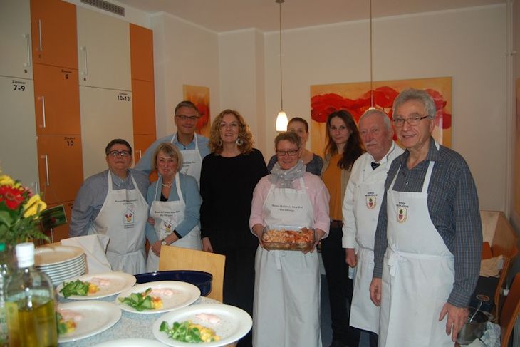 Das Kochteam und Bettina Tietjen
