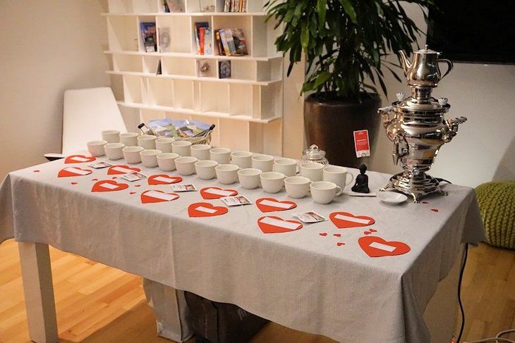 Teeverkostung von TeeGschwendner, herzlich dekorierter Tisch