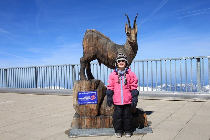 Gipfelstürmerin Emma auf der Zugspitze im Winter 2014/2015