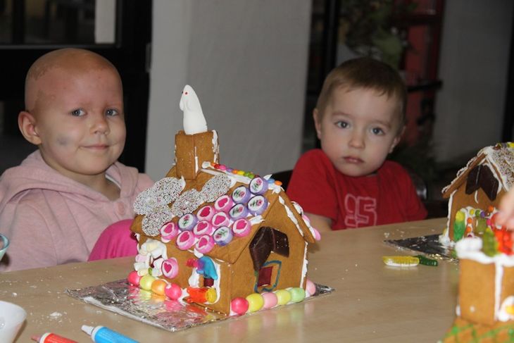 Das fertige Lebkuchen-Haus stimmt die Kinder glücklich