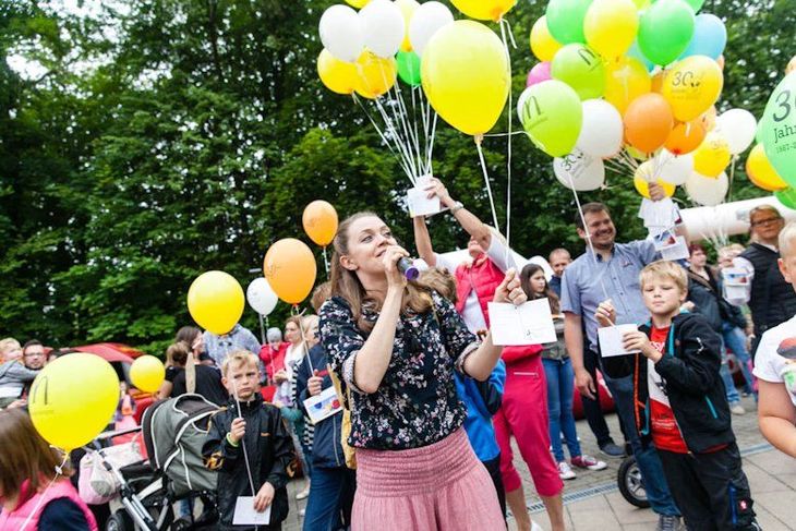 Luftballonflugwettbewerb unter der modetration von Schirmherrin Kerstin Kramer.