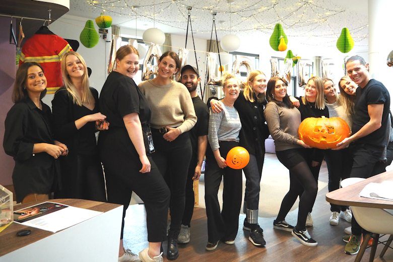 12 Mitarbeiter der skandinavischen Modelagentur Le Management verbreiten Halloweenvorfreude. 