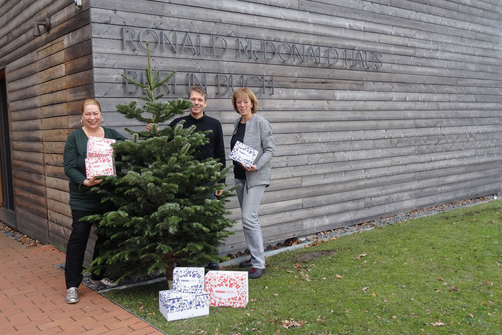 Sascha Thieme von PERM 4 überreicht Weihnachtsbaum und Geschenke an Renate Gerlach und Kerstin Kutschke vom Elternhaus