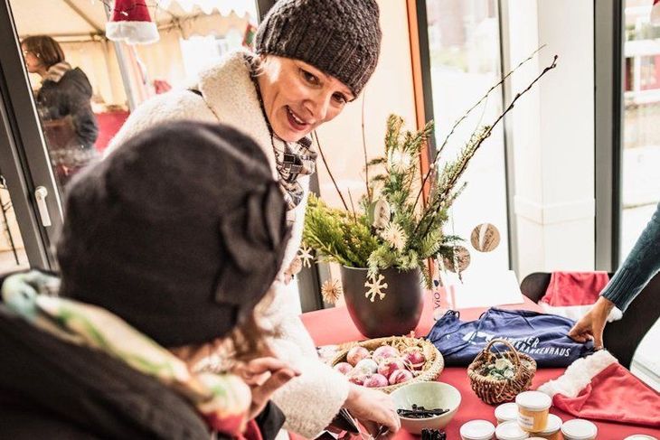 Schirmherrin Petra van Bremen stöbert über den Weihnachtsmarkt.
