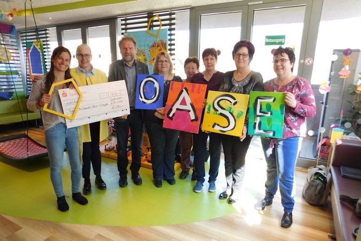 Spendenübergabe durch Bürgermeister Gerhard Eichner und das Organisationsteam des Weiße-Rüben-Essens aus Gutenstetten