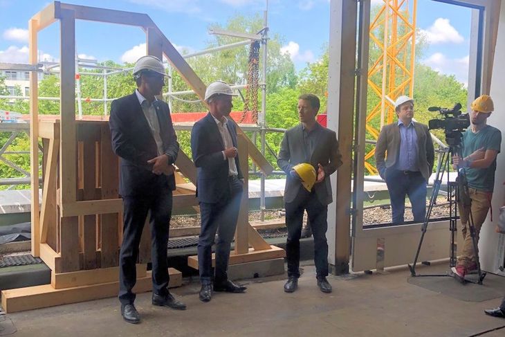 Christian Berndt (rechts mit gelbem Helm) informiert über den Stand der Baustelle
