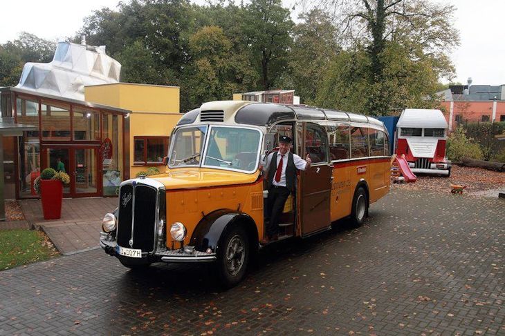 Busfahrer Jörg Kropp und der Oldtimer Bus