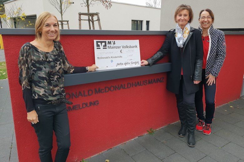 Beate Hauck, Leitung, mit Katrin Zierz und Sabine Köhler-Fritz, Delta Aktiv GmbH im Ronald McDonald Haus Mainz bei der Scheckübergabe (12. November 2018)
