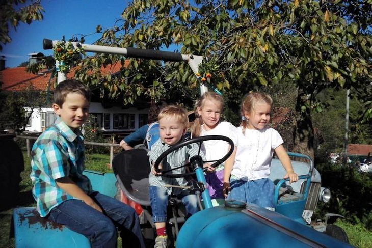 Die Stephl-Kinder daheim aufm Traktor