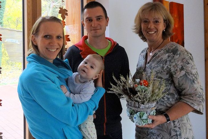 Miriam mit Mama und Papa zu Besuch im Elternhaus. Kerstin Kutschke, die Assistentin der Hausleitung, freut sich.