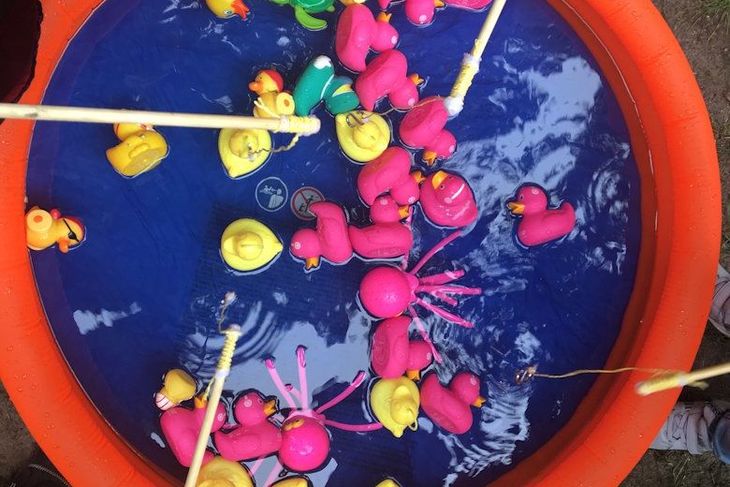 Entenangeln: die Kinder auf dem Sommerfest hatten ihren Spaß