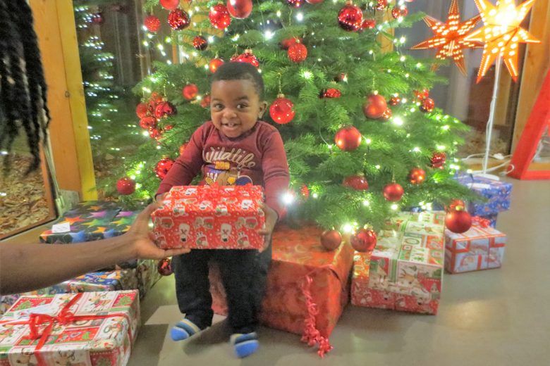 Geschenke vom „Wrap for Children“ und „Weihnachten im Schuhkarton“ lassen Kinderaugen an Weihnachten strahlen. 