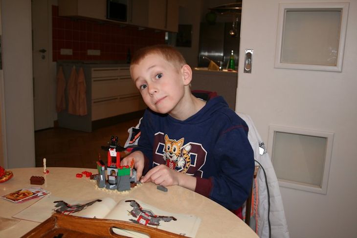 Julian mit Lego