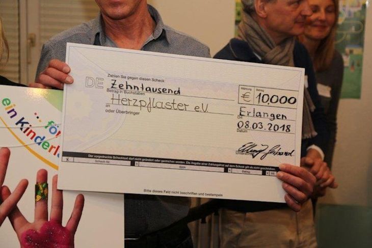 Der Verein Herzpflaster e.V. überbrachte für das Elternhaus einen Scheck in Höhe von 10.000 Euro